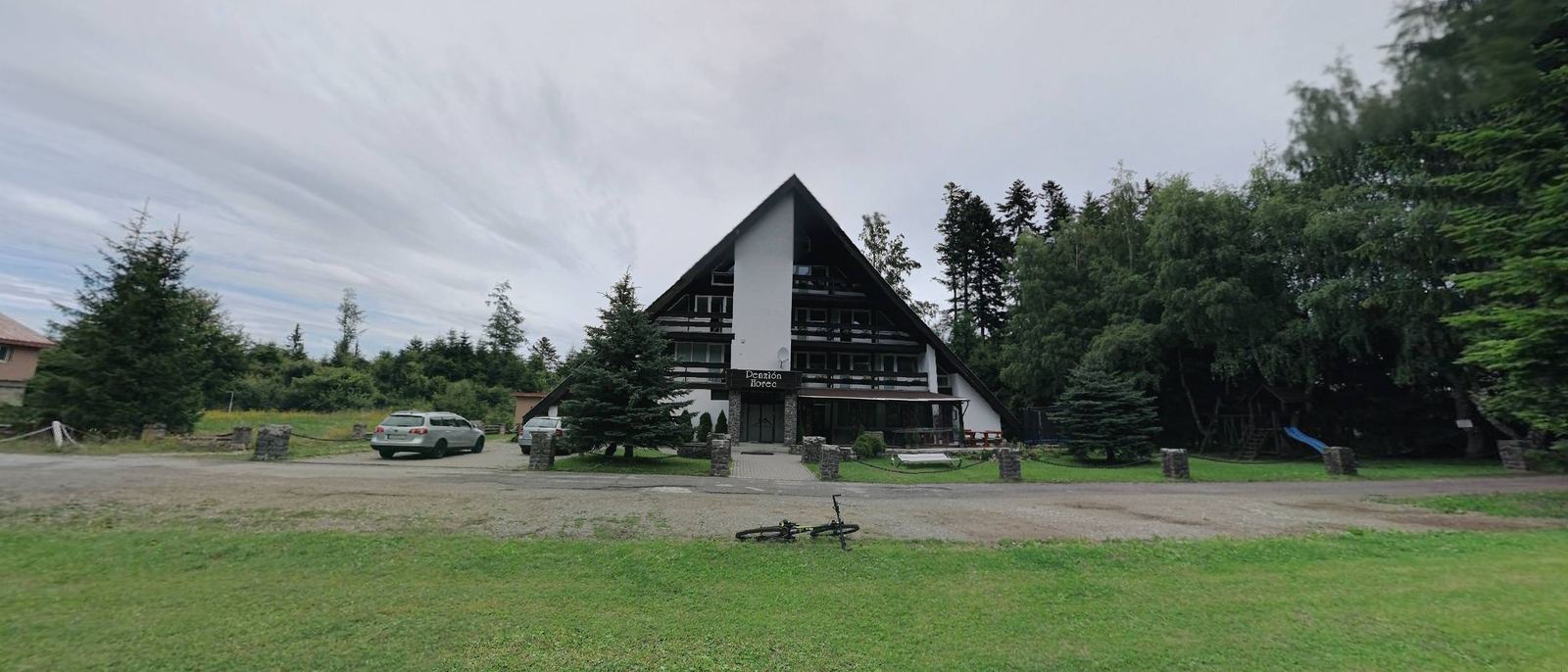 Panoráma 360° z lúky pred penziónom.